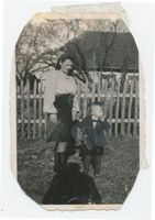 Waldfrieden Kr. Insterburg, Ort, Kreis Insterburg Waldfrieden Kr. Insterburg, Postzustellerin Edith Kalweit mit Sohn Helmut Вальдфриден, р-н Инстербург, почтальонша Эдит Кальвайт с сыном Гельмутом