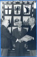 Königsberg (Pr.), Stadtkreis Königsberg Königsberg (Pr.), Prof. Dr. Fritz Gause nimmt Wandteppich entgegen 