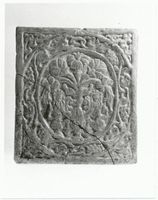 Memel, Stadt, Stadtkreis Memel Memel, Museum, Grünglasierte Kachel mit Löwenstatur und Blumenrose, 17. Jhr. 