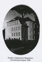 Metgethen, Ort und Bahnstation, Stadtkreis Königsberg Franz-Seldte-Weg 12 Metgethen, Franz-Seldte-Weg 12, Roeder-Volksschule, Einweihung 1930, Außenansicht Metgethen, Häuser früher und heute