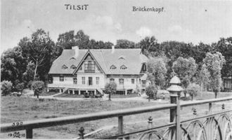 Tilsit, Stadt, Stadtkreis Tilsit Tilsit, Blick von der Luisen-Brücke auf das Restaurant  Brückenkopf  Тильзит, вид с моста Луизы на ресторан «Брюкенкопф»