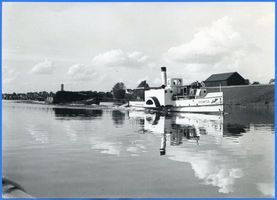 Nikolaiken Kr. Sensburg, Kreis Sensburg Nikolaiken Kr. Sensburg, Schlepper  Kermusa  mit Lastkahn 