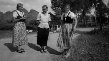 Karlsrode Kr. Labiau, Kreis Labiau Karlsrode, Tante Liesbeth und 2 Mädchen Karlsrode, Kr. Labiau, nichtverortete Bildmotive
