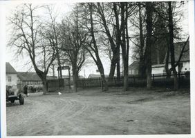 Albrechtsdorf Kr. Preußisch Eylau, Kreis Preußisch Eylau Albrechtsdorf Kr. Preußisch Eylau, Dorfstraße, Rechts die Kirche 