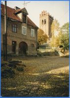Gerdauen, Stadt und Bahnstation, Kreis Gerdauen Gerdauen (jetzt Zheleznodorozhnyj), Altstadt, ehemal. Kirchengasse mit Kirche 12.10.96 Гердауэн (ныне Железнодорожный), старый город, бывшая Кирхенгассе с церковью 12.10.96