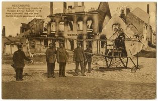Neidenburg, Stadt, Kreis Neidenburg Neidenburg, Markt nach der Zerstörung , herunter geschossenes russisches Luftschiff Erster Weltkrieg