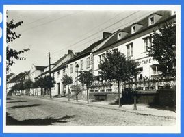 Preußisch Eylau, Kreis Preußisch Eylau Preußisch Eylau, Straße mit Rathaus und Cafe Прёйсиш-Эйлау, улица с ратушей и кафе