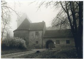 Neidenburg, Stadt, Kreis Neidenburg Neidenburg, Die Neidenburg, Vorderhof im Nebel Neidenburg, Schloß