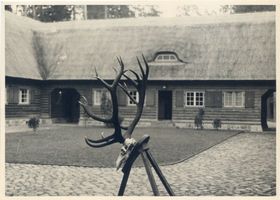 Reichsjägerhof, Kreis Goldap Reichsjägerhof, Innenhof mit Hirschtrophäe 