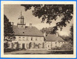 Groß Trakehnen, Kreis Ebenrode Groß Trakehnen, Schloss (Landstallmeisterhaus) mit dem Standbild des  Tempelhüter  IV 