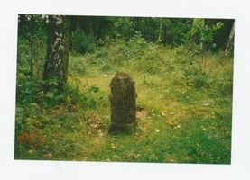Metgethen, Ort und Bahnstation, Stadtkreis Königsberg Forstweg Metgethen, Forstweg, Friedhof, Überrest eines alten Grabsteines Метгетен, Форствег, кладбище, остаток старого надгробного камня