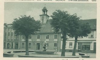 Pillau, Seestadt, Kreis Samland Pillau, Seestadt, Rathaus und Brunnen Pillau, Kr. Samland