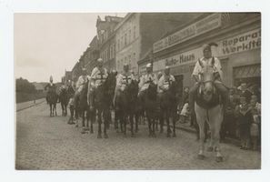 Tilsit, Stadt, Stadtkreis Tilsit Adolf-Hitler-Straße (fr. Am Anger) 2 Tilsit, Heimatfest 22.-24.08.1930, der Deutsche Ritterorden im Festumzug Тильзит, краевой праздник 22.-24.08.1930, Немецкий рыцарский орден в праздничном шествии