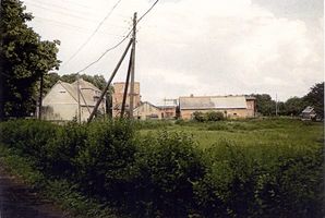 Domnau, Stadt, Kreis Bartenstein Domnau, Stadt (Домново), Blick von der Straße zur Post auf den Hof und die Scherwitz-Mühle 