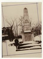 Borschimmen, Kreis Lyck Borschimmen, Kriegerdenkmal, hinten links Pfarrhaus, Soldat Karl Nowak 1941 in Russland gefallen 