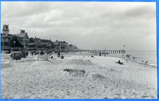 Cranz Kr. Samland, Ort, Kreis Samland Cranz Kr. Samland, Strand mit Hotel Monopol XIII Cranz, Strandpromenade