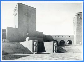 Hohenstein Kr. Osterode, Stadt, Kreis Osterode Hohenstein i. Ostpr., Reichsehrenmal Tannenberg, Innenhof, Eingang zum Hauptturm Хоэнштайн в Вост. Пруссии, имперский памятник павшим Танненберг, внутренний двор, вход в главную башню