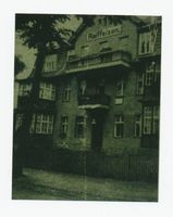 Metgethen, Ort und Bahnstation, Stadtkreis Königsberg Franz-Seldte-Weg 7 Metgethen, Franz-Seldte-Weg Nr. 7, heute Nr. 28, Spar- und Darlehnskasse Metgethen, Häuser früher und heute