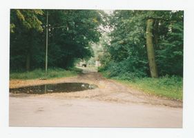 Metgethen, Ort und Bahnstation, Stadtkreis Königsberg Hubertusweg 4 Metgethen, Hubertusweg, von Ecke Adolf-Hitler-Weg in Richtung Süden, im Hintergrund  Nr. 4 ?? Metgethen, Häuser früher und heute