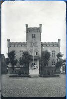 Passenheim, Stadt, Kreis Ortelsburg Passenheim, Rathaus mit Kriegerdenkmal 
