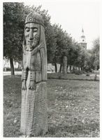 Schippenbeil, Kreis Bartenstein Schippenbeil, Grünanlage mit geschnitzten Figuren Шиппенбайль, сквер с резными фигурами