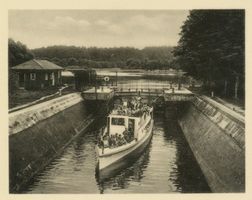 Guschienen, Kreis Sensburg Guszianka, Motorschiff  Masuren  in der Schleuse 