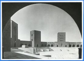 Hohenstein Kr. Osterode, Stadt, Kreis Osterode Hohenstein i. Ostpr., Reichsehrenmal Tannenberg Innenhof (durch Torbogen) Хоэнштайн в Вост. Пруссии, имперский памятник павшим Танненберг, внутренний двор (через арку ворот)