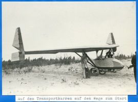 Rossitten Kr. Samland, Kreis Samland Rossitten Kr. Samland, Segelflugzeug auf dem Transportkarren auf dem Weg zum Start 
