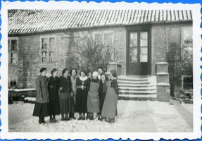 Lablacken Kr. Labiau, Kreis Labiau Lablacken Kr. Labiau, Einige Mädels vor dem Eingang zum Kirchsaal Лаблаккен, район Лабиау, несколько девушек у входа в церковный зал