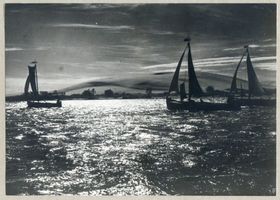 Nidden, Kreis Memel Nidden, Kurenkähne auf dem Haff Nidden, Kurenkähne im Hafen und am Haffstrand