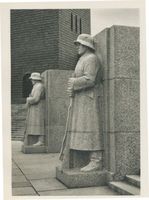 Hohenstein Kr. Osterode, Stadt, Kreis Osterode Hohenstein, Reichsehrenmal Tannenberg, Wächter vor der Feldherrengruft Хохенштайн, имперский памятник павшим Танненберг, страж у склепа полководцев