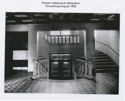 Metgethen, Ort und Bahnstation, Stadtkreis Königsberg Franz-Seldte-Weg 12 Metgethen, Franz-Seldte-Weg 12, Roeder-Volksschule, Einweihung 1930, Innenansicht Metgethen, Häuser früher und heute