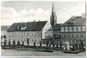 Goldap, Kreis Goldap Goldap, Marktplatz mit Rathaus, Amtsgericht und Kriegerdenkmälern 