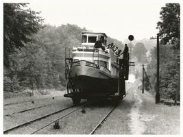  Oberlandkanal, Ein Schiff wird über den Berg gezogen X Oberlandkanal