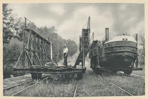  Oberlandkanal, Ein Schiff wird über den Berg gezogen XIV Oberlandkanal