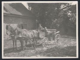 Wargen, Kreis Samland Wargen, Der Landkeimer Kutscher Brisilge mit den Brüdern Friedrich und Georg Brilling vor dem Pfarrhaus 