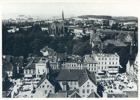 Allenstein, Stadtkreis Allenstein Allenstein, Blick über den Marktplatz auf die Stadt, Luftbild Алленштайн, вид через рыночную площадь на город, аэрофотоснимок