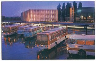 Königsberg (Pr.), Stadtkreis Königsberg Königsberg - Kaliningrad, Busbahnhof vor dem Hauptbahnhof Кёнигсберг - Калининград, автовокзал перед главным вокзалом