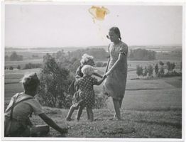 Schwiddern Kr. Lötzen, Kreis Lötzen Schwiddern Kr. Lötzen, Spielende Kinder auf der Wiese II 