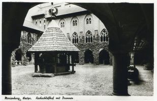 Marienburg, Westpr., Kreis Marienburg Marienburg i. Westpr., Hochschloßhof mit Brunnen Marienburg, Schloß
