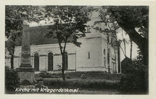 Herzogskirchen, Kreis Treuburg Herzogskirchen, Kirche mit Kriegerdenkmal 