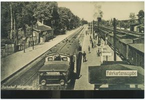 Metgethen, Ort und Bahnstation, Stadtkreis Königsberg Metgethen, Bahnhof, Blick von der Brücke auf die Bahnsteige 
