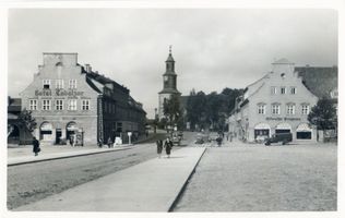 Ebenrode, Stadt, Kreis Ebenrode Ebenrode, Adolf-Hitler-Platz mit evangelischer Kirche IX Эбенроде, площадь Адольфа Гитлера с евангелической церковью, IX