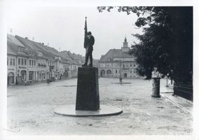 Hohenstein Kr. Osterode, Stadt, Kreis Osterode Hohenstein i. Ostpr., Großer Marktplatz mit Kriegerdenkmal VI Хоэнштайн (Вост. Пруссия), большая рыночная площадь с памятником воинам, VI
