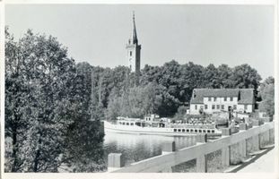 Nikolaiken Kr. Sensburg, Kreis Sensburg Nikolaiken, Kirche und Ausflugsdampfer auf dem See Masurische Seen