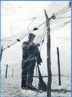  Kurische Nehrung, Fischer beim Netzeflicken III Kurische Nehrung, Fischerei
