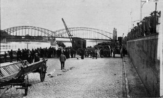 Tilsit, Stadt, Stadtkreis Tilsit Tilsit, Verladen der erbeuteten russischen Kanonen am Memelkai II Тильзит, погрузка трофейных русских пушек на Мемельской набережной, II