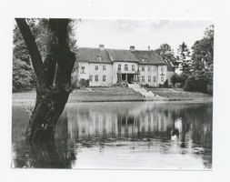 Metgethen, Gut und Ziegelei, Stadtkreis Königsberg Trankwitzer Weg Metgethen, Gut,Trankwitzer Weg, Gartenansicht des Herrenhauses mit See Метгетен, имение, Транквицер-вег, вид господского дома со стороны сада, с озером