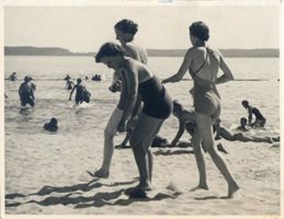 Lötzen, Stadt, Kreis Lötzen Lötzen, Badeanstalt, Frohes Treiben am Strand 