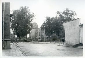 Mohrungen, Stadt, Kreis Mohrungen Brauhausstraße Mohrungen, Blick in die Brauhausstraße und auf die Schlößchen-Ruine Ostpreußen, Zweiter Weltkrieg und das Ende